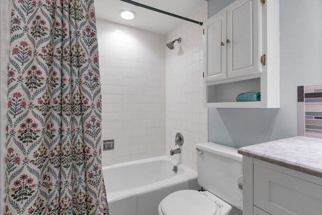 520 Shorely Drive 201, Barrington, IL 60010