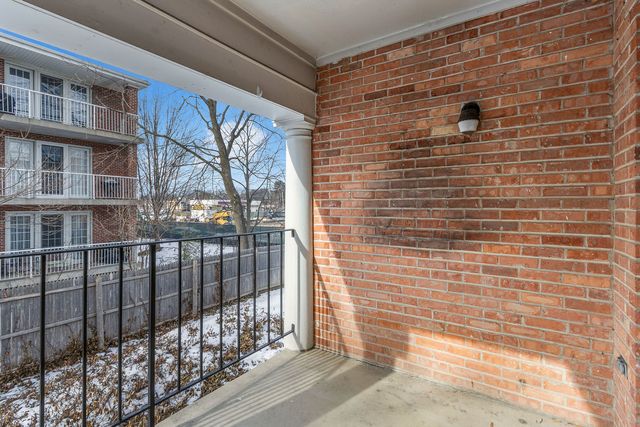 520 Shorely Drive 201, Barrington, IL 60010