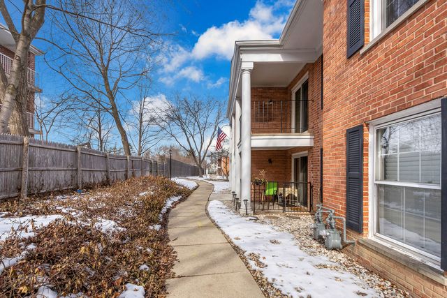 520 Shorely Drive 201, Barrington, IL 60010