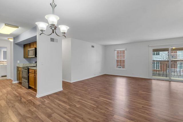 520 Shorely Drive 201, Barrington, IL 60010