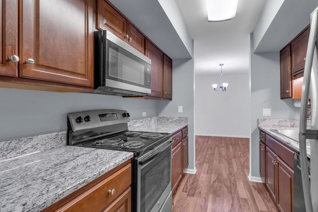 520 Shorely Drive 201, Barrington, IL 60010