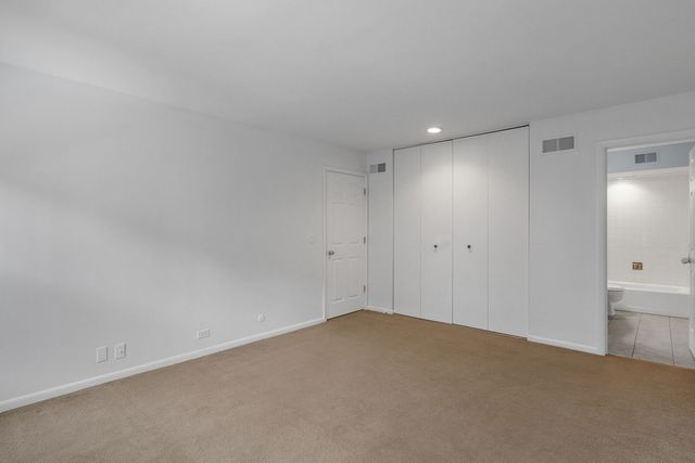 520 Shorely Drive 201, Barrington, IL 60010