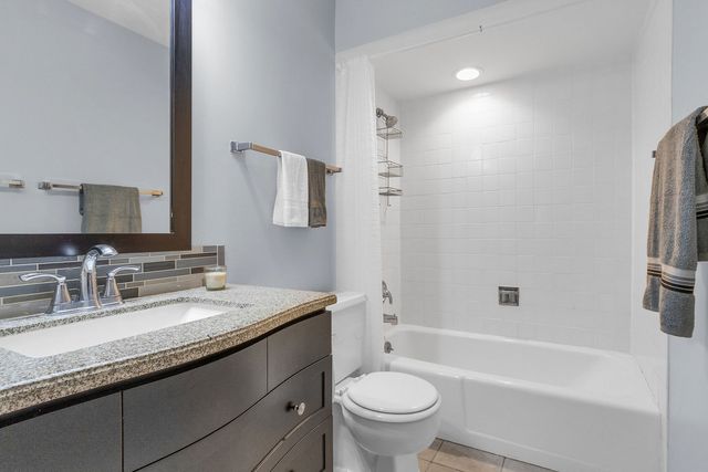 520 Shorely Drive 201, Barrington, IL 60010