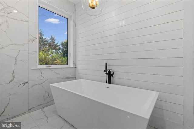 6 ECHO AVE, Moorestown, NJ 08057