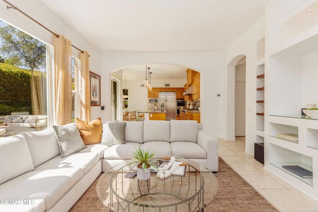 861 Alexandra Court, Oak Park, CA 91377