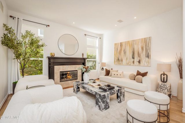861 Alexandra Court, Oak Park, CA 91377