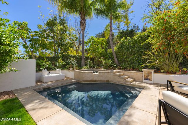 861 Alexandra Court, Oak Park, CA 91377