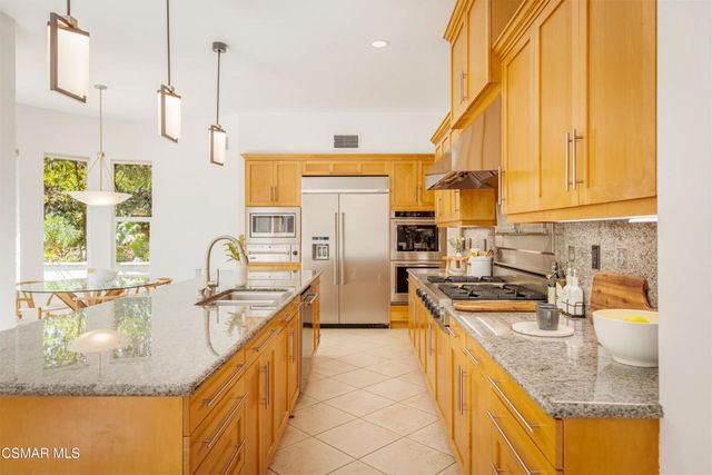 861 Alexandra Court, Oak Park, CA 91377