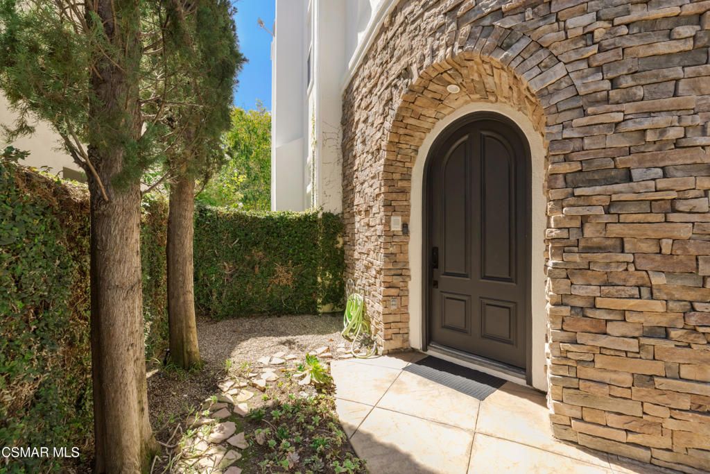 861 Alexandra Court, Oak Park, CA 91377