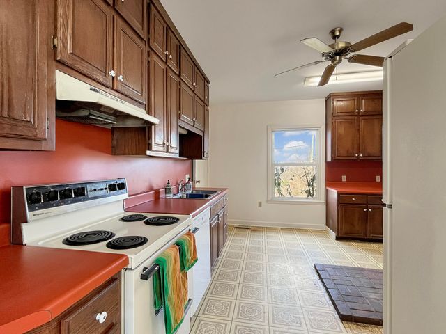 210 Hoha LN, Rocky Mount, VA 24151