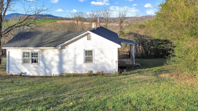 210 Hoha LN, Rocky Mount, VA 24151