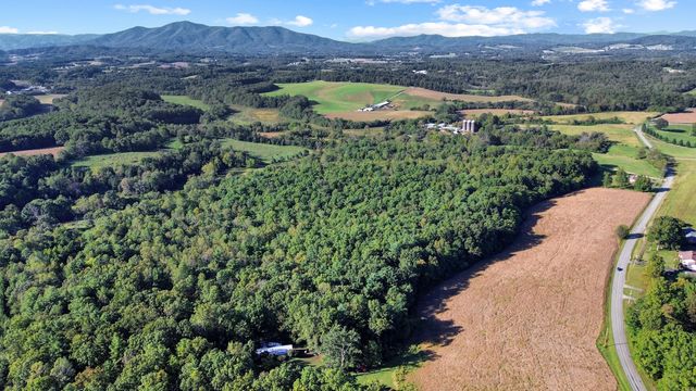 210 Hoha LN, Rocky Mount, VA 24151