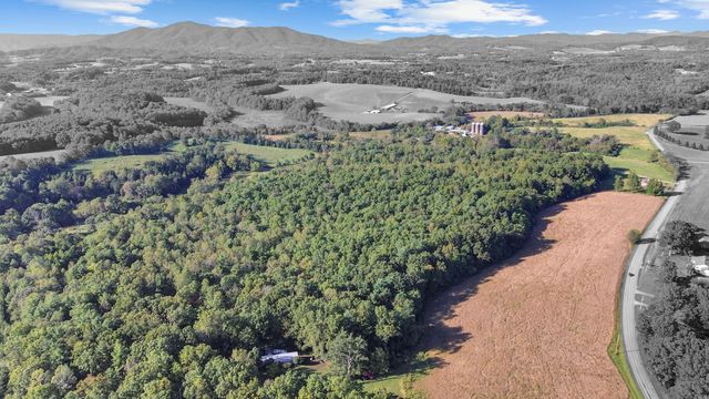 210 Hoha LN, Rocky Mount, VA 24151