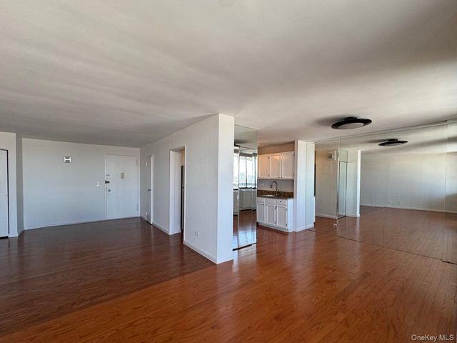 2 Bay Club Drive 17Z1, Bayside, NY 11360