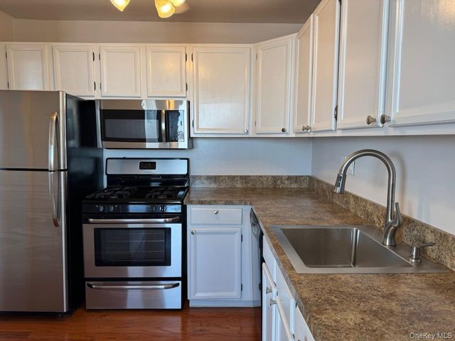 2 Bay Club Drive 17Z1, Bayside, NY 11360