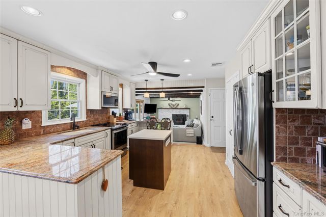 31 Meroke Trail, Port Jefferson, NY 11777