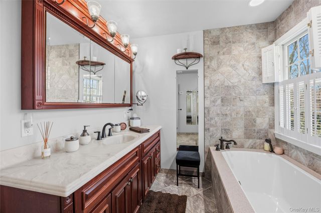 31 Meroke Trail, Port Jefferson, NY 11777