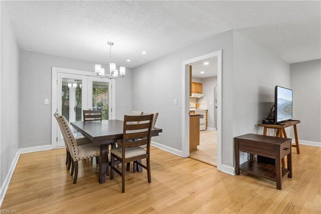 209 E McGinnis CIR, Norfolk, VA 23502