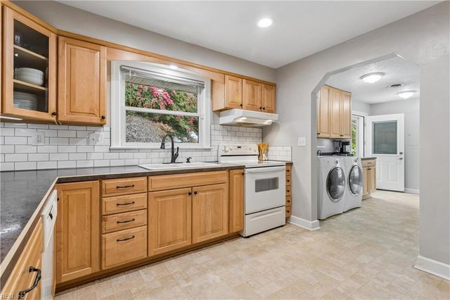 209 E McGinnis CIR, Norfolk, VA 23502