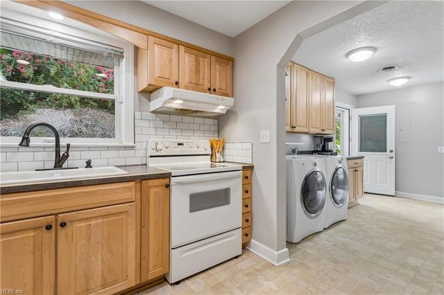 209 E McGinnis CIR, Norfolk, VA 23502