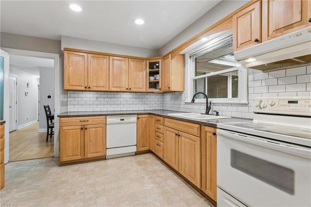 209 E McGinnis CIR, Norfolk, VA 23502