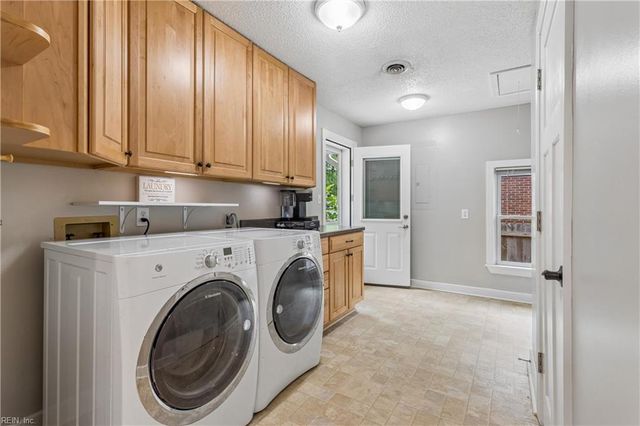 209 E McGinnis CIR, Norfolk, VA 23502