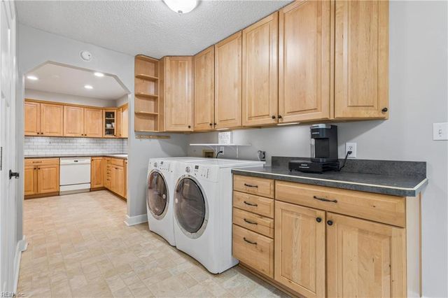 209 E McGinnis CIR, Norfolk, VA 23502