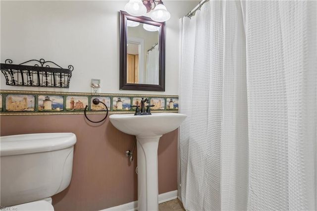 209 E McGinnis CIR, Norfolk, VA 23502