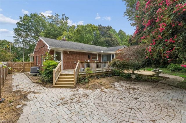 209 E McGinnis CIR, Norfolk, VA 23502