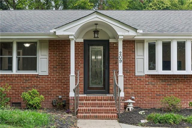 209 E McGinnis CIR, Norfolk, VA 23502
