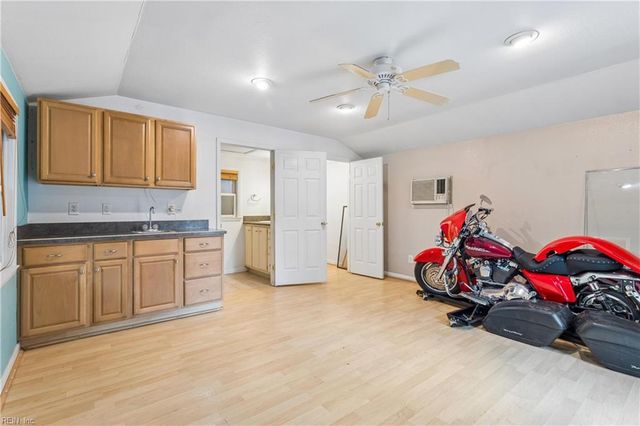 209 E McGinnis CIR, Norfolk, VA 23502