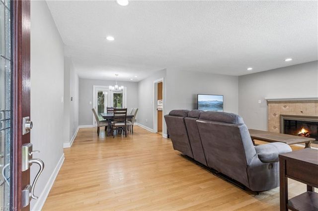 209 E McGinnis CIR, Norfolk, VA 23502