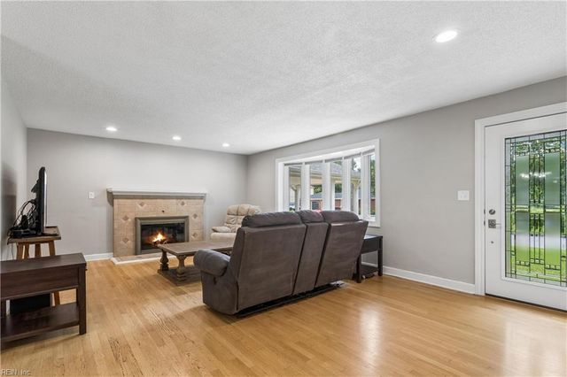 209 E McGinnis CIR, Norfolk, VA 23502