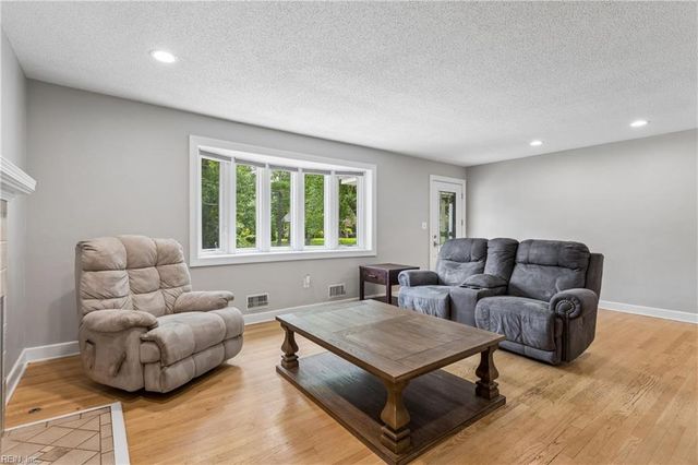 209 E McGinnis CIR, Norfolk, VA 23502
