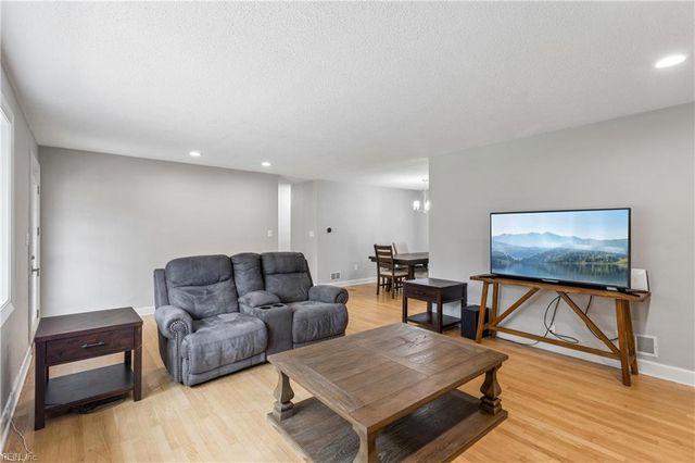 209 E McGinnis CIR, Norfolk, VA 23502