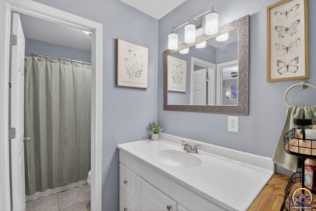 211 W 4th St, Auburn, KS 66402