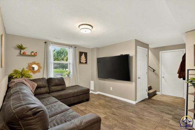 211 W 4th St, Auburn, KS 66402