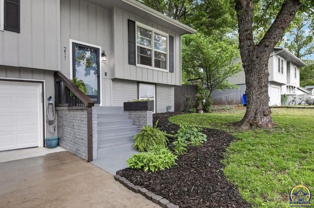 211 W 4th St, Auburn, KS 66402