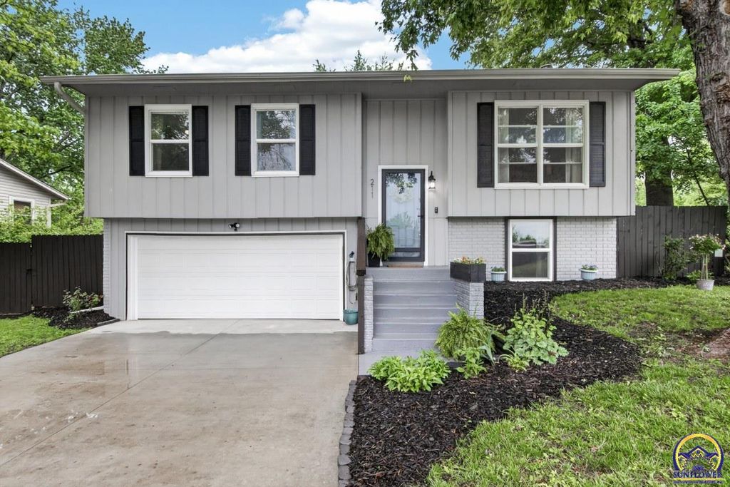 211 W 4th St, Auburn, KS 66402