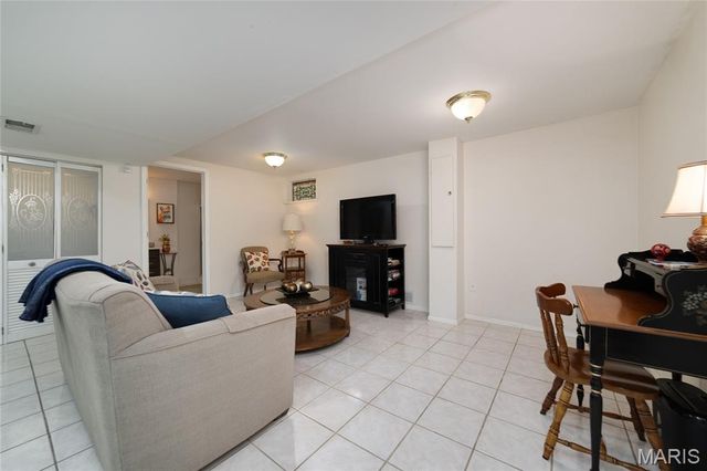 2095 Avignon Drive A, St Charles, MO 63303