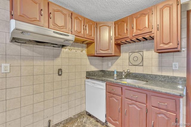 8202 N Inkster Road, Dearborn Heights, MI 48127