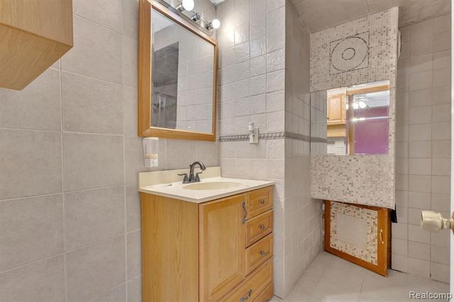 8202 N Inkster Road, Dearborn Heights, MI 48127