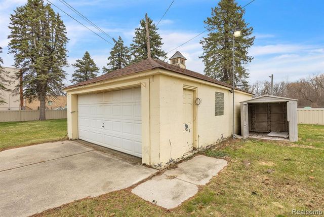 8202 N Inkster Road, Dearborn Heights, MI 48127