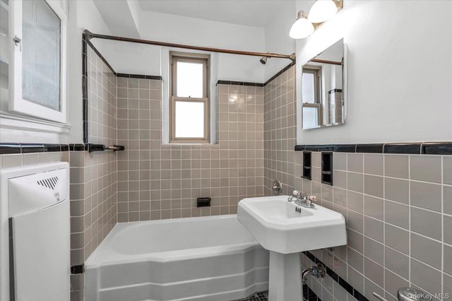 84-49 168th Street 4N, Jamaica Hills, NY 11432