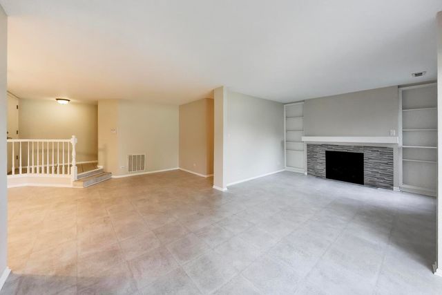 855 Johnstown Lane A, Wheaton, IL 60189