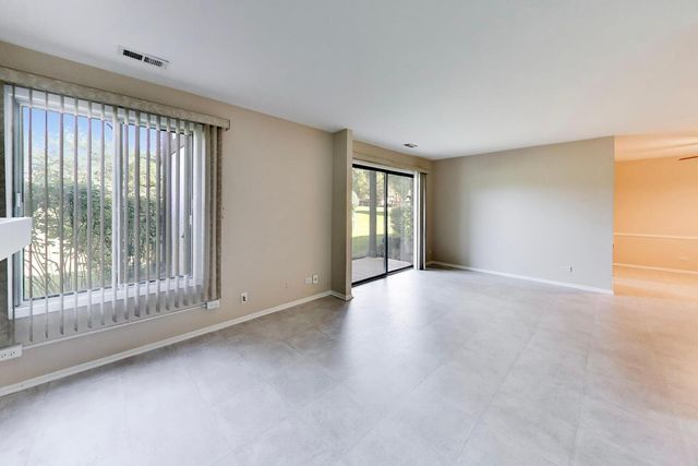 855 Johnstown Lane A, Wheaton, IL 60189