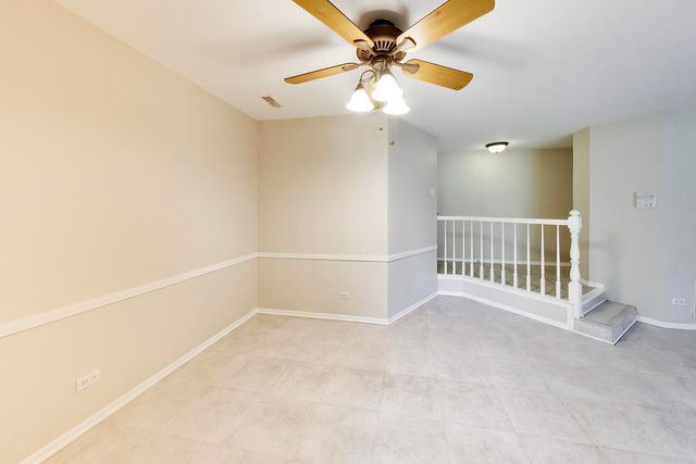 855 Johnstown Lane A, Wheaton, IL 60189