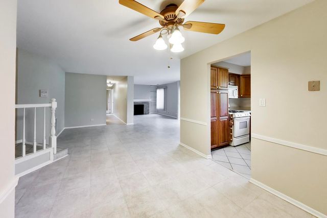 855 Johnstown Lane A, Wheaton, IL 60189