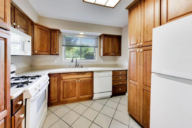 855 Johnstown Lane A, Wheaton, IL 60189