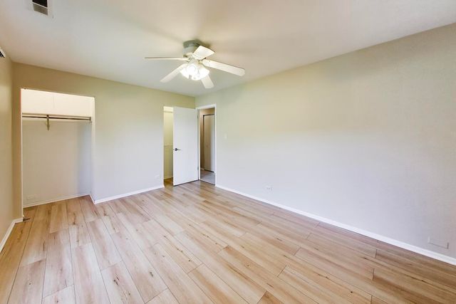 855 Johnstown Lane A, Wheaton, IL 60189